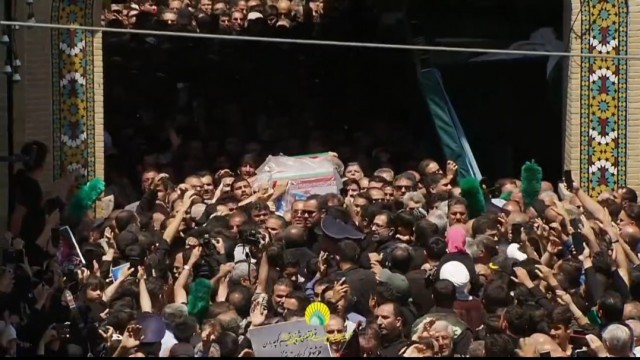 تصاویری ماندگار از تشییع پیکر مطهر شهید حسین امیر عبدالهیان در قبله تهران